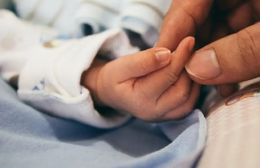 Sem atendimento, mulher d&aacute; a luz no banheiro do hospital