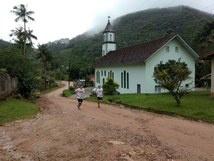 Jovem vence desafio de atravessar Guabiruba inteira correndo