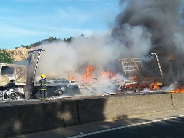 Caminhão fica destruído após incêndio na BR-101, em Tijucas