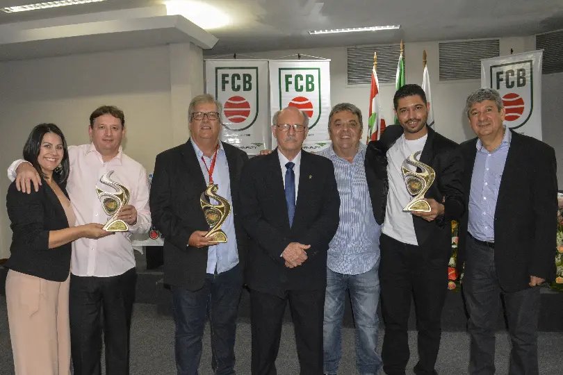 Basquete brusquense homenageado pela FCB 