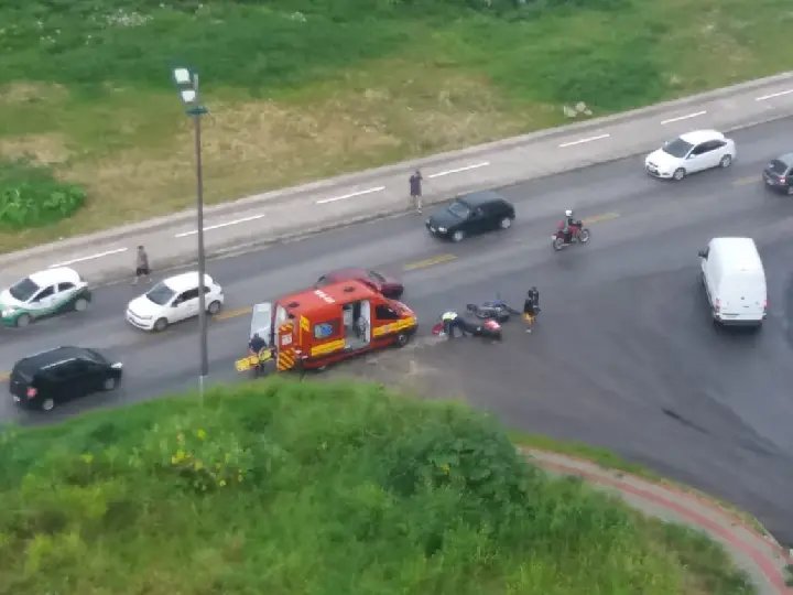 Acidente envolvendo carro e moto deixa motociclista ferido