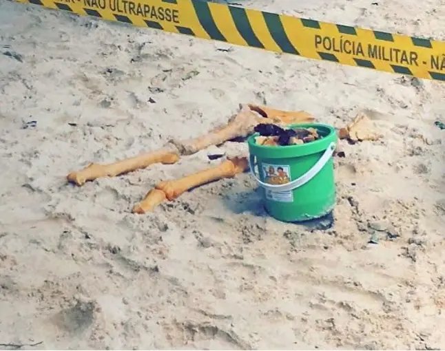Possível ossada humana é encontrada em praia