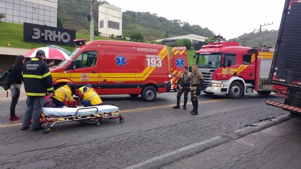 Colisão entre duas motocicletas deixa uma pessoa ferida na Ivo Silveira