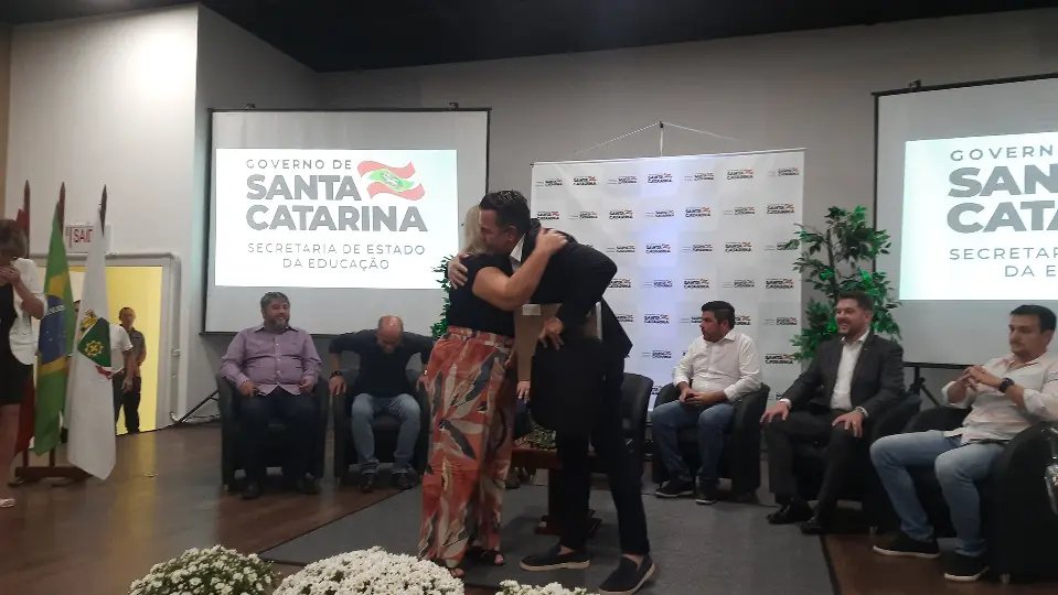 (V&iacute;deo) Professores da rede estadual recebem notebooks do Estado