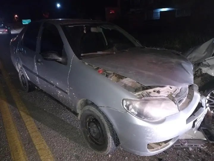 Colis&atilde;o frontal entre carros termina com jovem de 19 anos no hospital