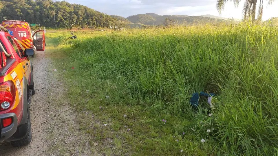 Mulher morre atropelada e motorista foge do local