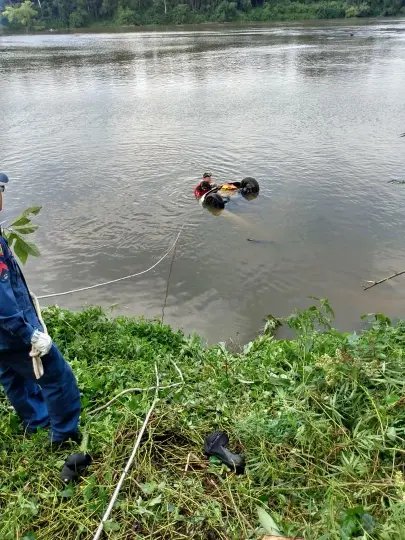 Homem morre ap&oacute;s ve&iacute;culo cair no rio Itaja&iacute;-A&ccedil;u