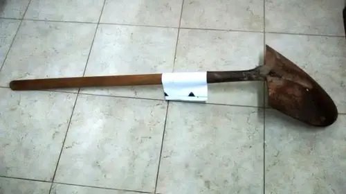 Discussão de vizinhos termina em briga com pá e martelo