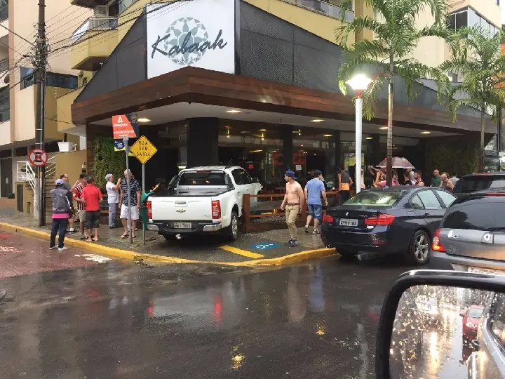 Caminhonete invade bar e deixa uma pessoa ferida em Meia Praia, Itapema.
