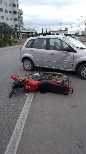 Acidente entre carro e moto deixa homem ferido   