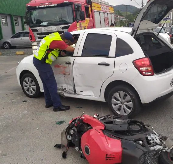 Dois s&atilde;o levados ao hospital com ferimentos ap&oacute;s colis&atilde;o