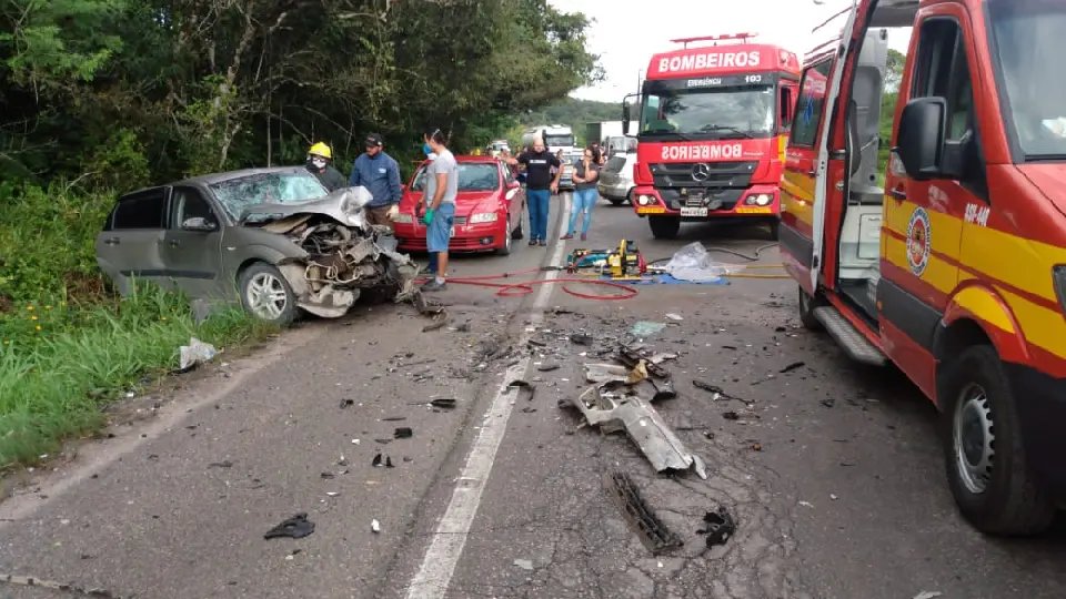 Colis&atilde;o entre carros deixa um preso nas ferragens na Ivo Silveira