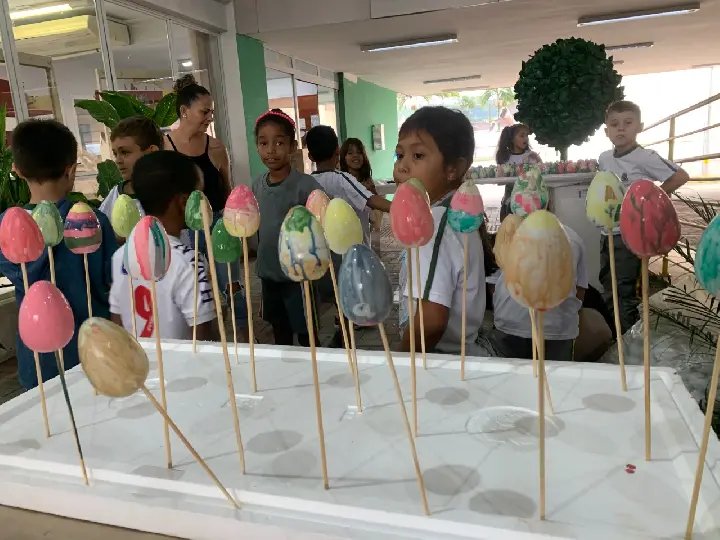 Crian&ccedil;as decoram casquinhas para Osterbaum