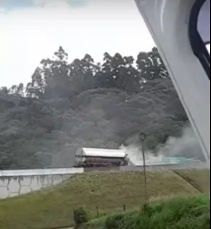 (V&iacute;deo) Acidente envolvendo caminh&otilde;es deixa transito lento na BR-101