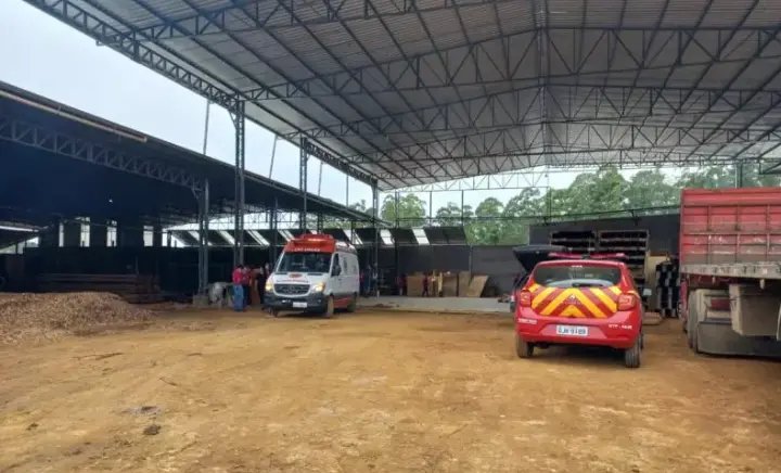Homem tem p&eacute;s prensados em acidente de trabalho