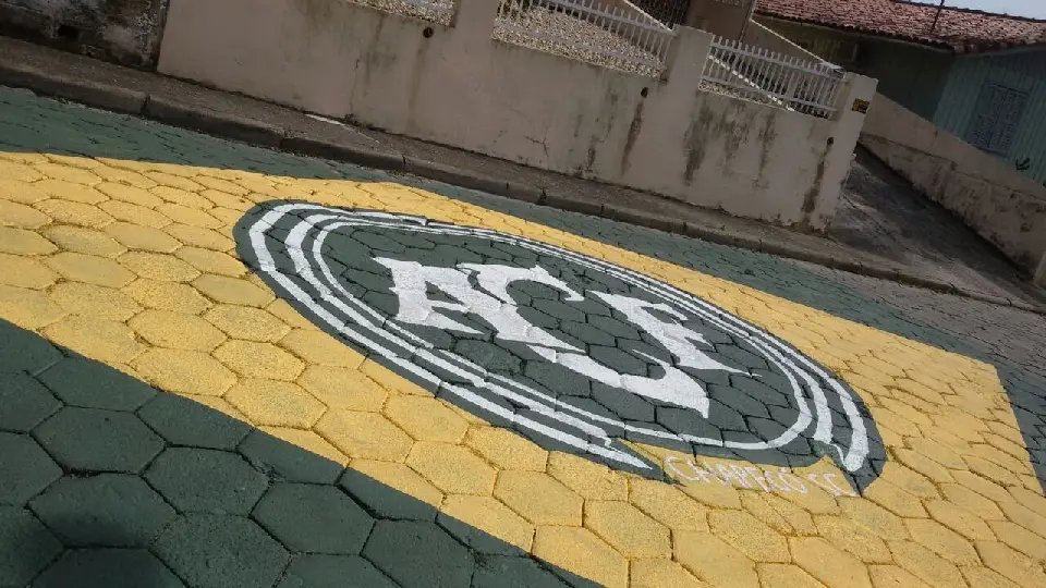 Morador do bairro Santa Terezinha pinta homenagem à Chapecoense