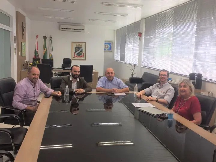 Representantes da AMVE se re&uacute;nem com o prefeito Ari Vequi