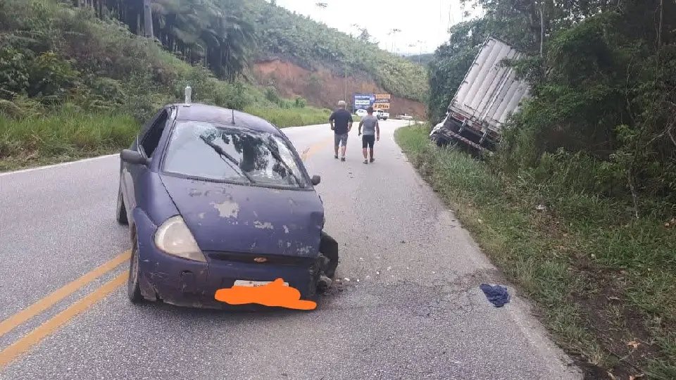 Caminh&atilde;o e carro se chocam no acesso a Nova Trento