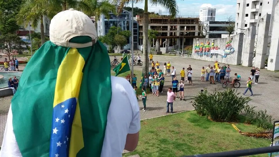 Manifesto reúne poucas pessoas na Praça Sesquicentenário