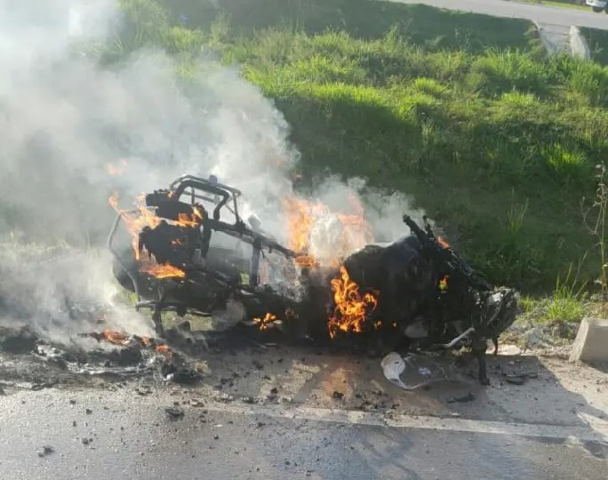 Moto pega fogo ap&oacute;s colis&atilde;o e estado do condutor &eacute; grave