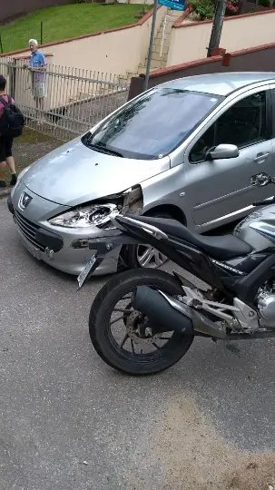 Colis&atilde;o entre moto e carro deixa homem ferido no Bat&ecirc;as