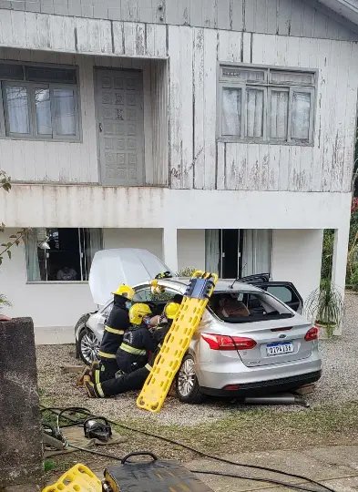 Colis&atilde;o entre dois carros deixa casal de idosos feridos na Jorge Lacerda