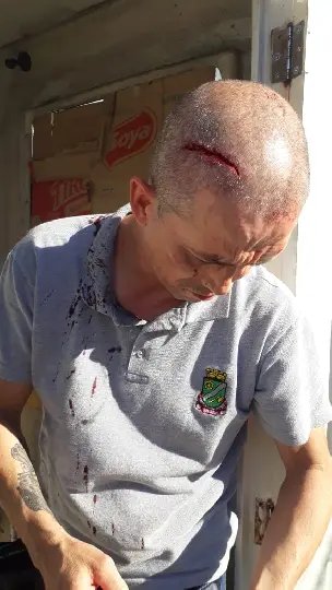 Ciclista agride vigia com pedaço de pau no terminal de ônibus