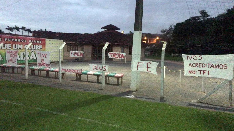 Torcida brusquense coloca faixas no CT em apoio ao Bruscão