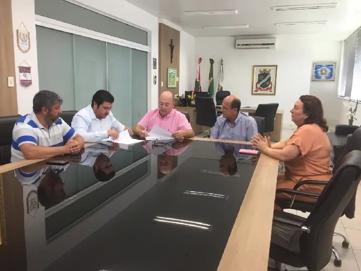 Prefeitura e Estado assinam conv&ecirc;nio de R$ 2,7 milh&otilde;es para transporte de alunos da rede estadual
