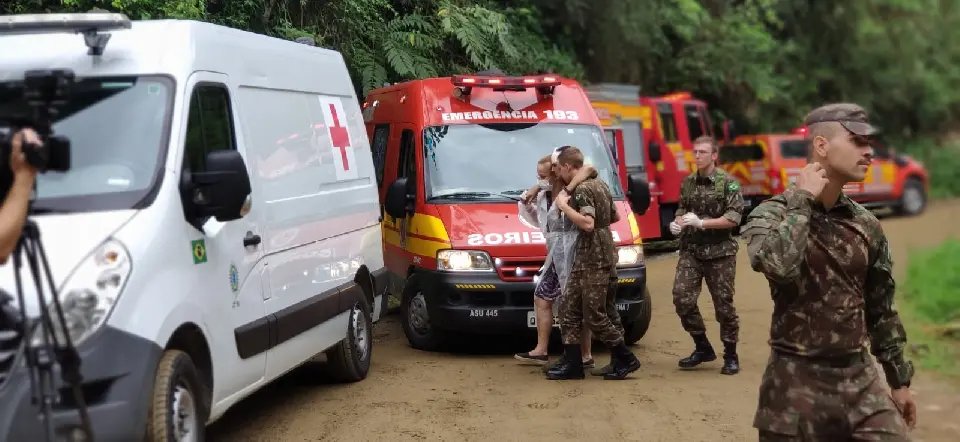 URGENTE Caminh&atilde;o com militares despenca e mata um