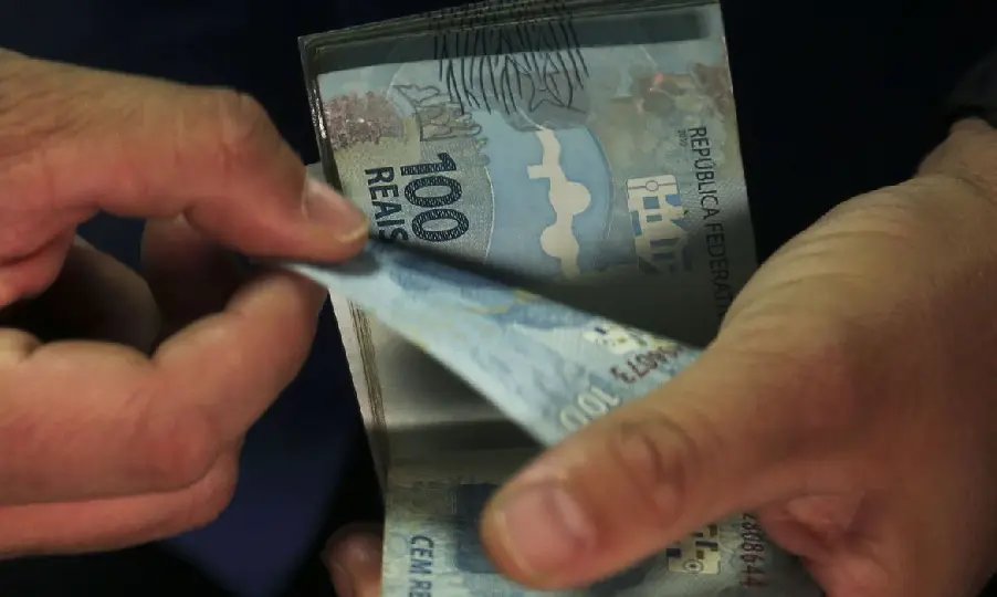 Caixa libera abono salarial para trabalhadores nascidos em julho