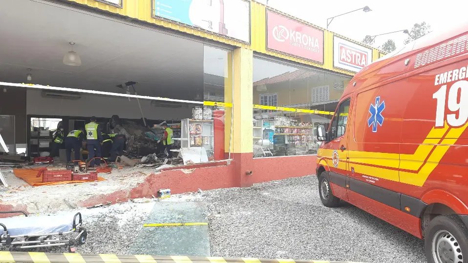 (V&Iacute;DEO) Carro capota e invade loja na rodovia Ant&ocirc;nio Heil 