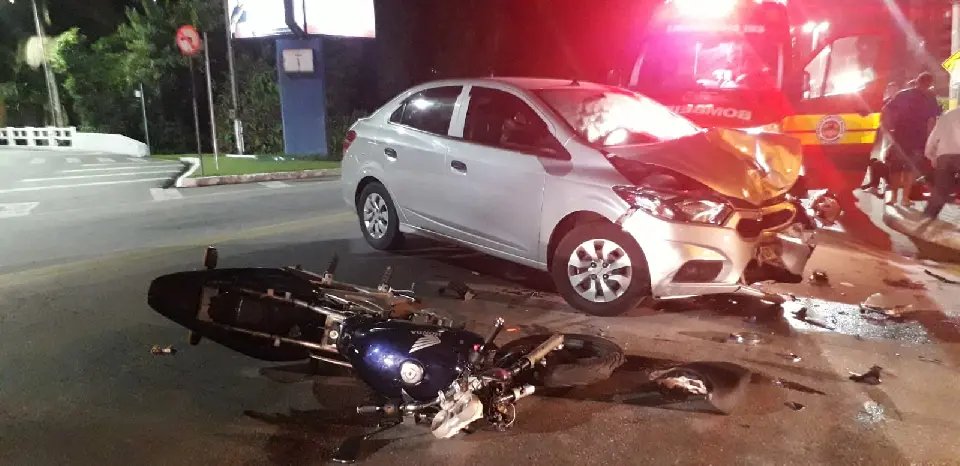 Colis&atilde;o entre carro e moto deixa dois feridos, em Gaspar