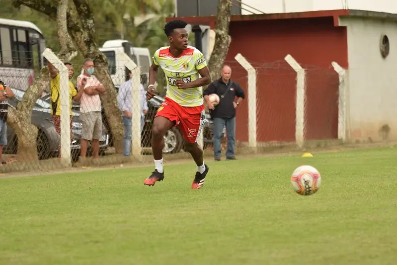 Com problema na lateral direita, Escuro deve ser o titular