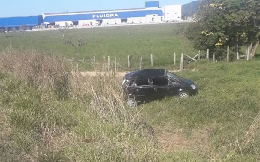 Carro de Brusque sai da pista e capota na rodovia Antonio Heil