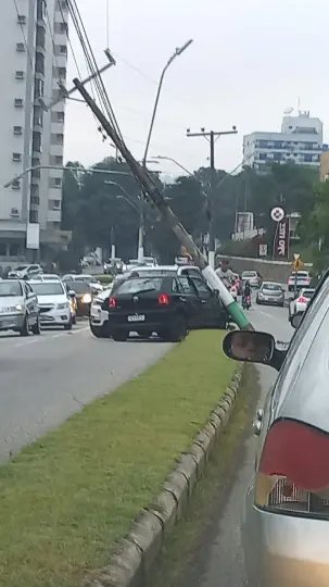 Carro bate em poste no centro de Brusque