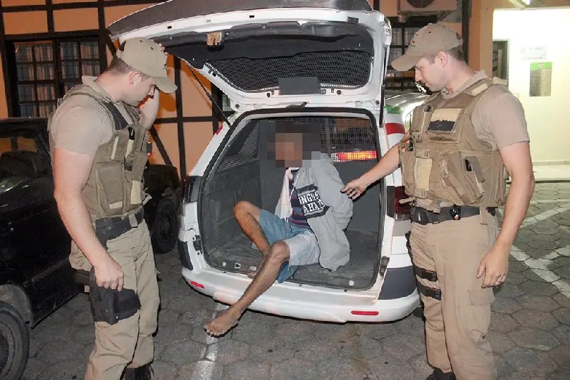 Suspeito é conduzido para DP acusado de furto