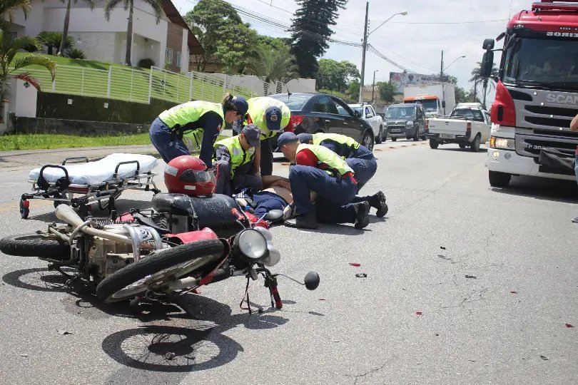Motociclista sofre ferimentos em acidente