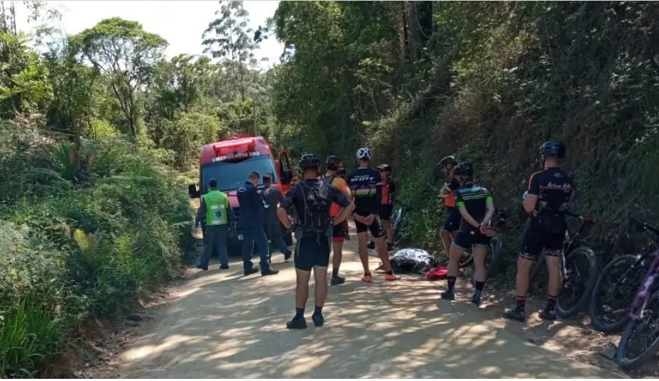Ciclista morre ao se chocar com carro e bater cabe&ccedil;a em pedra