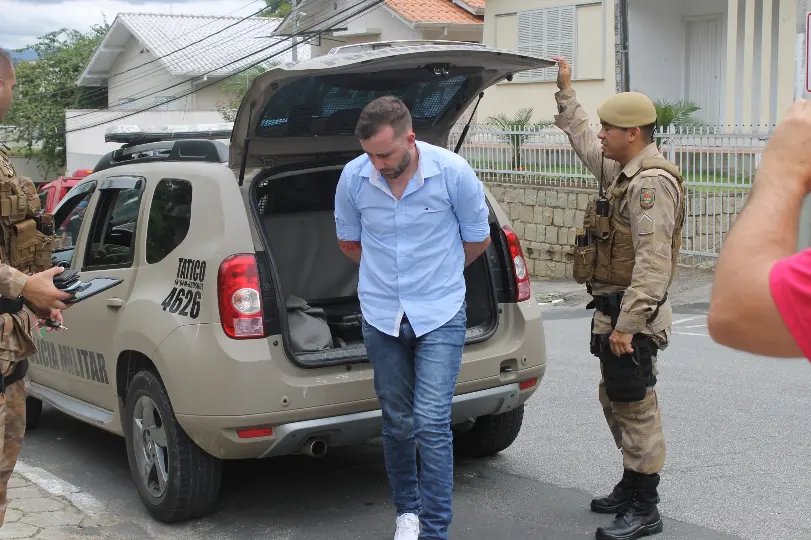 Dupla é pega com três “chapolins” 