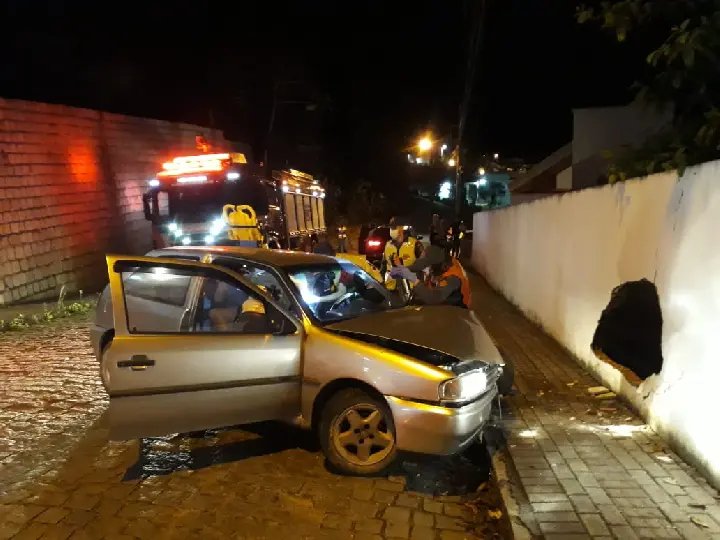 Carro bate contra muro no bairro Guarani, em Brusque