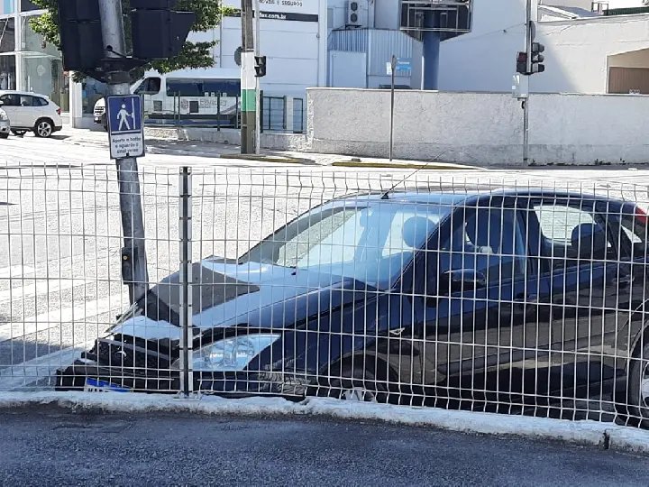 Carro colide contra poste, no Centro de Brusque
