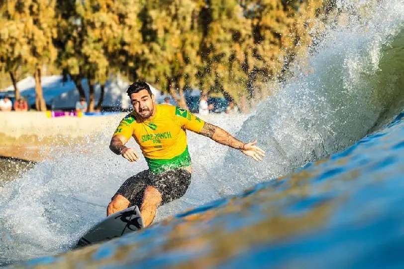 Campeão mundial de surf estará em Brusque hoje