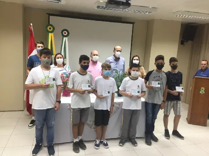 (V&iacute;deo) Ganhadores da OBMEP s&atilde;o homenageados na prefeitura