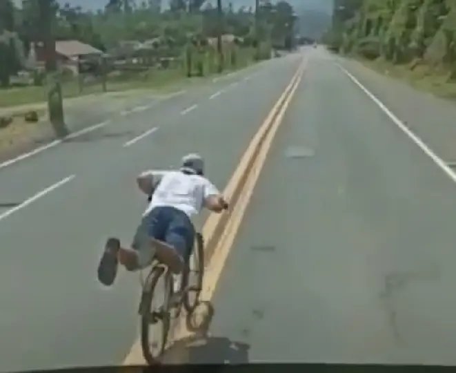 (V&iacute;deo) Ciclista &eacute; flagrado deitado sobre bicicleta em movimento em rodovia catarinense