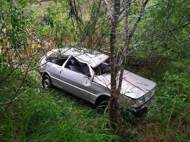 Acidente de tr&acirc;nsito com capotamento deixa um homem ferido