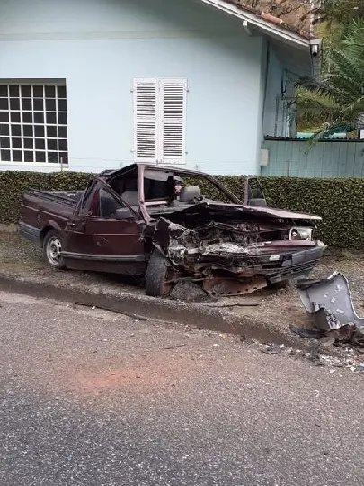 Motorista embriagado colide contra motocicleta e outro ve&iacute;culo