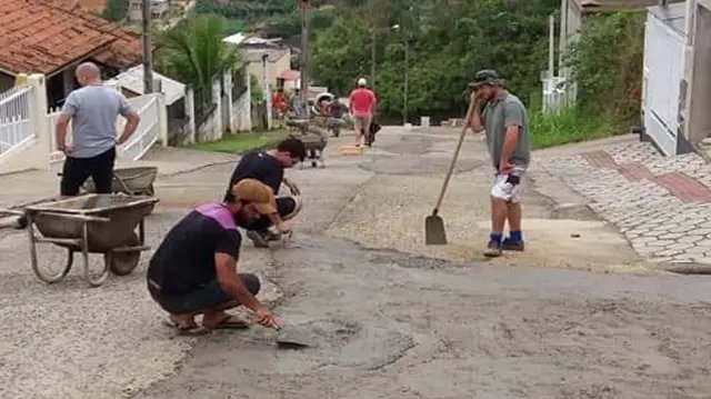 Moradores fazem mutirão de reparos em rua no Tomas Coelho