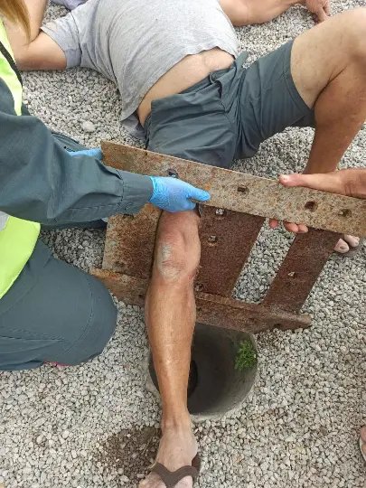 Idoso tem perna presa em bueiro e &eacute; encaminhado para hospital