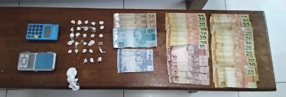 Pol&iacute;cia apreende drogas e det&eacute;m mulheres por tr&aacute;fico
